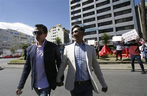 La corte constitucional de ecuador aprobó este miércoles el matrimonio civil igualitario, lo que establecerá legalmente los derechos para la poblaciones lesbianas, gais, bisexuales. Inédito fallo aprueba el matrimonio homosexual en Ecuador