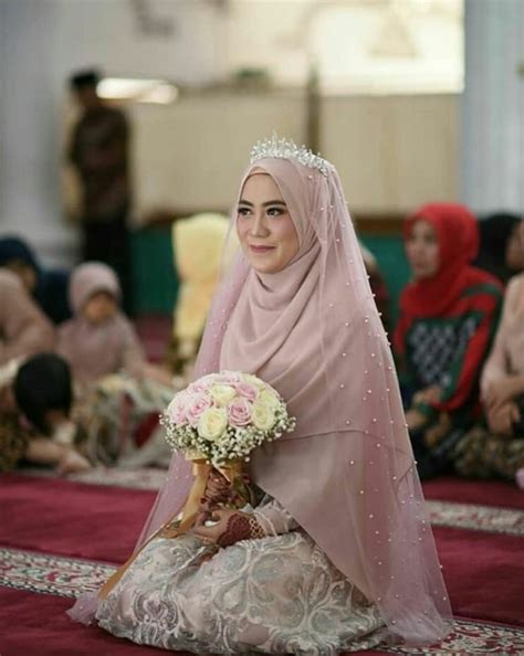 Setan menumbuh kan semangat berhijab tapi dengan model yang berbagai macam yang sama sekali tidak menunjukkan. √ 31 Model Hijab Pengantin Syar'i yang Modern Masa Kini Paling Cantik Terbaru - Cantikers