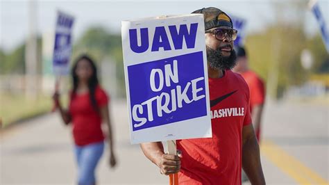 50000 Uaw Workers On Strike With Gm Over Wages And Closed Plants Am