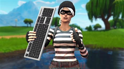 Pică Primar Pistol Fortnite Characters Holding Keyboard Mouse Thumbnail