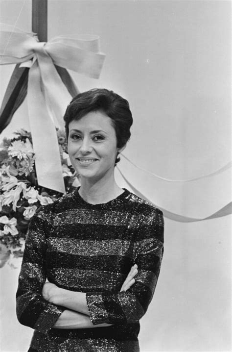 An italian singer, guitarist, dancer, and actress, born in france, who became one of the most popular and iconic artists of her generation. Große Sorge um Caterina Valente • Radio Paloma - 100% ...