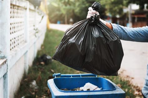 Mar 15, 2021 · how many black garbage bags can i put out? Things You Should Never Throw in the Garbage | Reader's Digest
