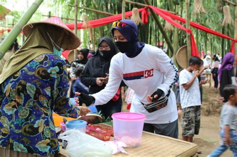 Terletak tak jauh dari pusat kota purbalingga, curug tempuran menawarkan kealamian lingkungan dan atmosfer yang menyegarkan. Pasar Curug Thitang Kembali Manjakan Pengunjung dengan ...