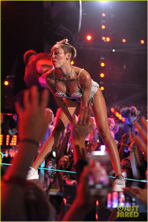 Miley Cyrus Blurred Lines With Robin Thicke At Vmas 2013 Video Photo 2937784 Miley Cyrus