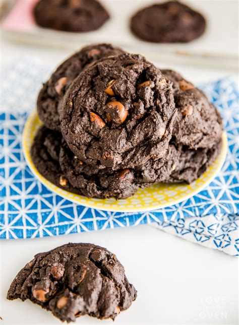 Easy Rich And Delicious Chocolate Almond Cookies Made With Chocolate