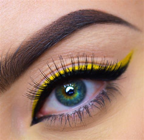 Colored Eyeliner Looks 10 Ways To Style Them Urbanclap In 2021