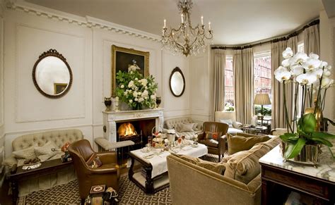 This colonial style is what americans now think of as traditional design, a fairly popular design style for new england homes. English Style interior design ideas