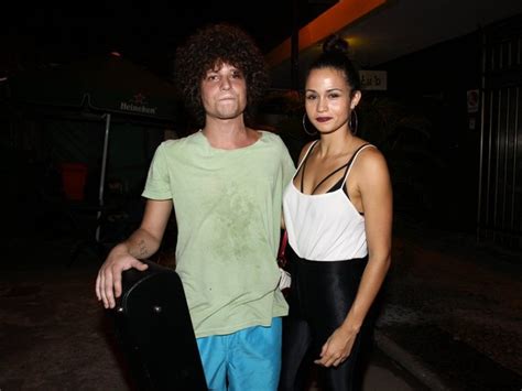 Nanda costa encantou os fãs ao compartilhar uma sequência de fotos da esposa, lan lanh, fazendo topless.nos cliques, a compositora aparece usando apenas uma toalha enquanto aproveita para tomar sol na varanda. Filho de Cássia Eller chama a atenção pela semelhança com a cantora - Cidadeverde.com
