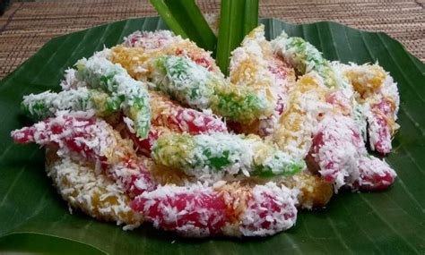 Para pria biasanya baru akan bergabung menari ketika tarian sudah setengah perjalanan. 10 Foto Kue Tradisional Khas Indonesia dan Asalnya Yang ...