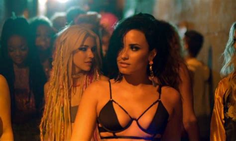 Demi Lovato Sexy Et Provocante Dans Le Clip Cool For The Summer Le Sac De Chips