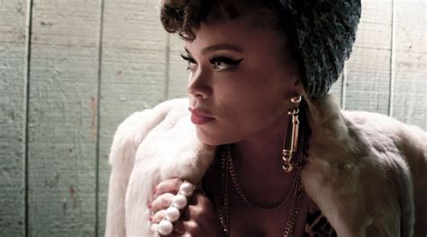 In 2015, she released her debut album, cheers to the fall. Andra Day wspiera dotkniętych COVID-19 - posłuchajcie ...