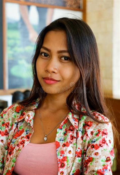 Het Natuurlijke Portret Mooie Aziatische Meisje Glimlachen Inheemse