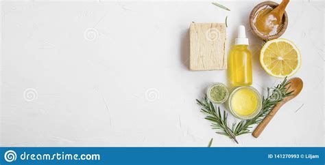 Natural Skincare Ingredients With Manuka Honey Lemon Essential Oil