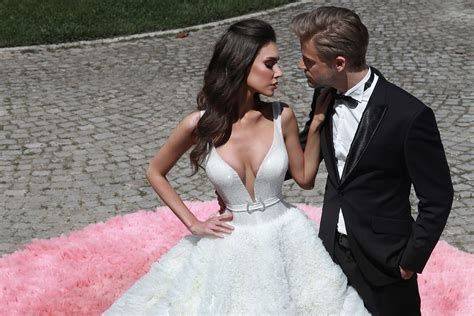 Finde dein brautkleider bei pronovias. Onlineshop für exklusive Designer Brautkleider