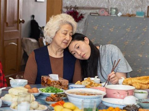 The Farewell Review Awkwafina Is Startling In A Comedy Of Bracing