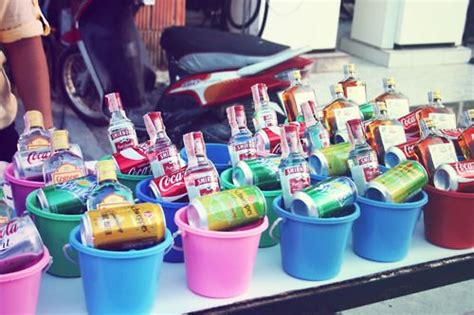 Patriotic party patriotic decorations 4th of july party fourth of july pinwheel tutorial diy pinwheel crafts for seniors crafts for kids pinwheel patriotic holidays are fun, but waiting is so hard for kids and grandkids. lil 500...drink buckets reminds me of Kassies bday ...