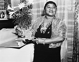 Hattie McDaniel winning the Oscar for Best Supporting Actress for her ...