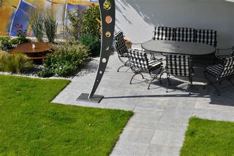 Einfarbig oder kombiniert leicht zu verlegen. Terrassenplatten auf Rasen selber verlegen | Tipps & Anleitung