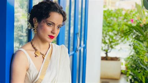 Kangana Ranaut Compares Herself To Shah Rukh Khan Says He Was Convent