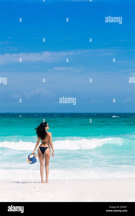 Une jeune femme brésilienne en bikini sur la plage de Arraial do Cabo