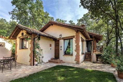 Estas son perfectas para pasar unos días en familia disfrutando de la naturaleza. Rústica casa rural en pleno bosque. Dispone de piscina ...