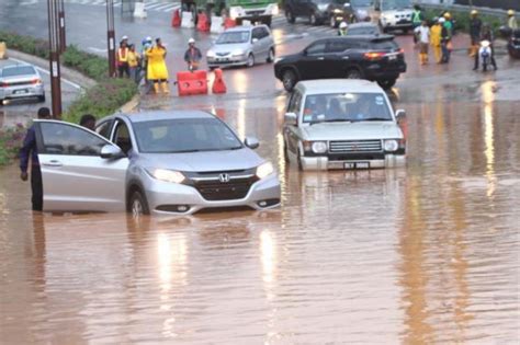 Diterbitkan 10 sep 2020, 11:15 tengahari. Kuala Lumpur Dilanda Banjir Kilat Akibat Hujan Lebat ...