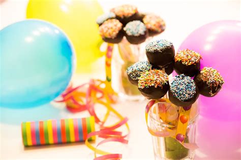 Da gibt es genug länder, die eine menge geld reinstecken, viel technische verbesserung ist da also nicht mehr zu erwarten. Cake Pops mit Oreo | Kuchenlolli, Amerikaner rezept, Cake pops