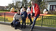 Eva Hache, su marido y su hijo disfrutan de Disneyland Paris