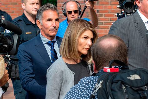 lori loughlin agrees to plead guilty to charges in admissions scandal