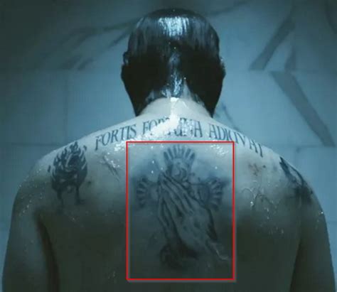 The tattoo says fortis fortuna adiuvat across the top of his back. Movie John Wick Back Tattoo | What do John Wick's tattoos ...
