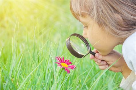 Lenfant Regarde à La Loupe Augmenter Mise Au Point Sélective