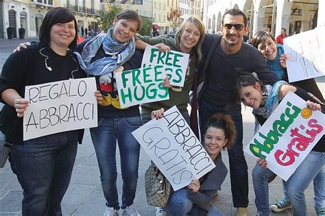 La giornata mondiale dell'abbraccio si ricorda dal 1986, quando lo statunitense kevin zaborney la istituì. La giornata degli abbracci - Foto del giorno - Brescia