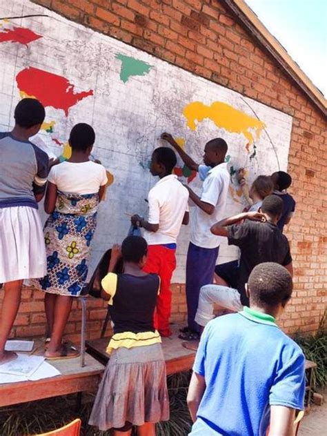 linguagem geogrÁfica colÉgio na África produz um mapa mundi na parede
