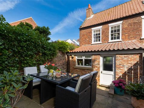 Cobble Cottage | Whitby | West Pier | North York Moors And Coast | Self