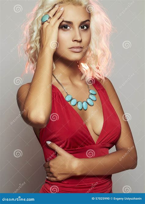 Junge Schöne Frau Blondes Mädchen Des Sexy Körpers Rotes Kleid Stockfoto Bild Von Erwachsener