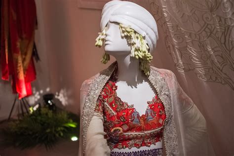 Anamika Khanna Couture'17 - HeadTilt | Anamika khanna, Couture, Saree trends