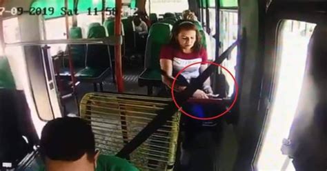Video Viral Ladrona Roba Con Sus Pies A Un Conductor De Bus En Colombia