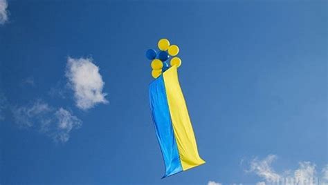 Флаг украины flag of ukraine. Перпендикуляры. Чем украинское общество отличается от ...