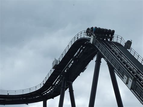 Optisch ist die bahn dafür eine bereicherung für den park. Krake (Heide Park) | Die B&M Achterbahn Krake im Heide ...