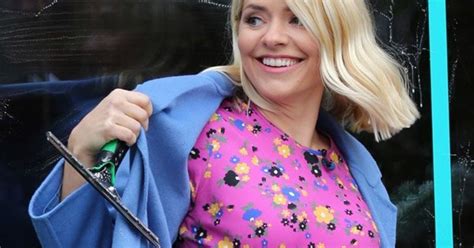 Holly Willoughby Washes Window With Bum In This Morning Moment Of Madness Daily Star