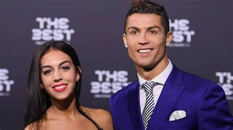 Portuguese footballer cristiano ronaldo plays forward for real madrid. Das kann sich sehen lassen!: Ronaldo präsentiert neue ...