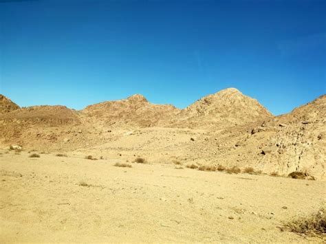 Premium Photo Sinai Desert Backgound With Mountains Deserted Landscape