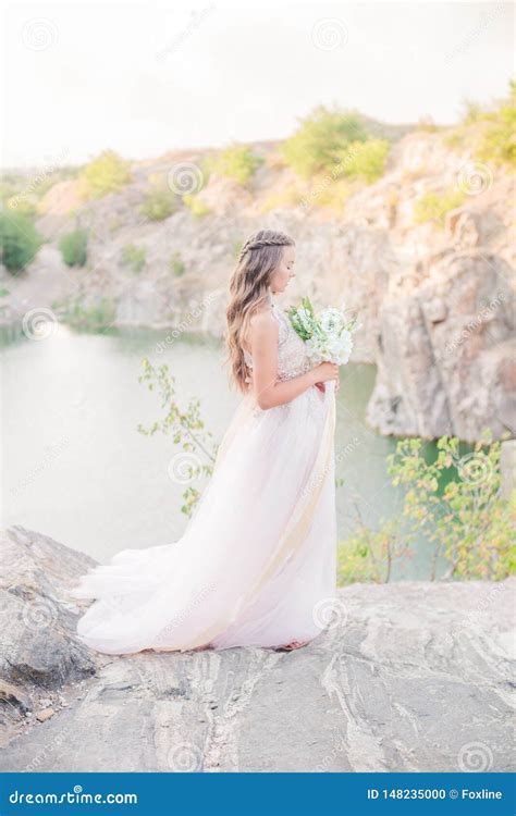 Sch Ne Junge Braut Mit Dem Langen Haar In Einem Heiratskleid Mit Einem