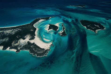 From the sky photos : îlot et fond marin, Bahamas - Yann Arthus-Bertrand ...