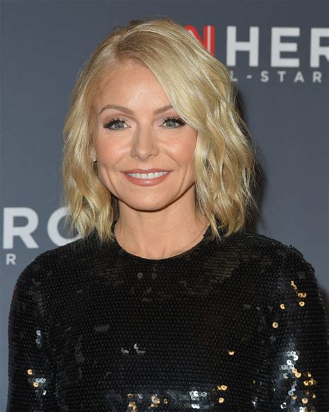 Kelly Ripa Red Carpet Pic The Hollywood Gossip