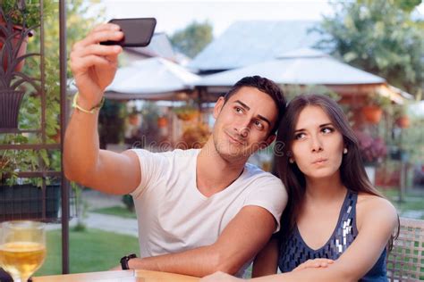 Couples Romantiques Une Date Au Restaurant Prenant Un Selfie Image