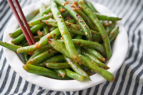Add 2 teaspoons of oil to the skillet when it's hot along with the chicken. Chili Garlic Green Beans (PF Changs Copycat Recipe)
