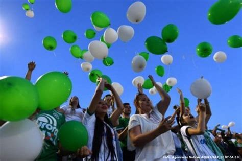 „wenn mich der absturz eine sache gelehrt hat, dann, dass ich nie weiß, was in zehn minuten passiert. Chapecoense: Absturz-Überlebende starten zweites Leben ...