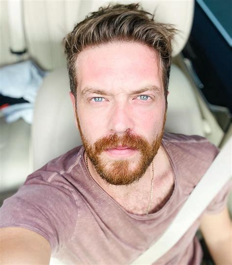Onur tuna hayatı merak edilen oyuncular arasında yer alıyor. Karizma pozlar Alp Navruz, Engin Öztürk, Onur Tuna ve ...