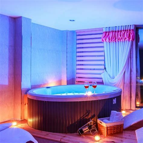 China Romantic Circular Jacuzzi Round Spa Hot Tub With Led Lights